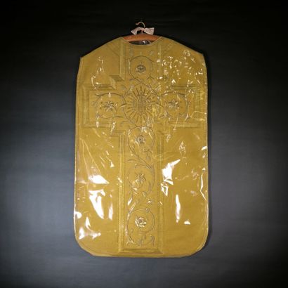 Chasuble en tissu or, broderie or IHS. X...
