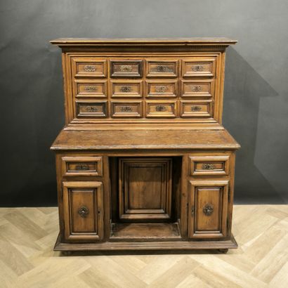 . Cabinet en bois naturel, ouvrant par 12...