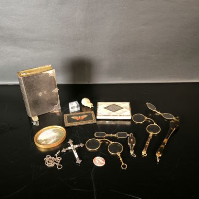 Lot: 
- croix en nacre montée en argent XIXème...