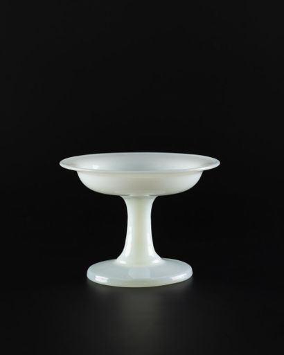 Choisy-le Roi (attributed to). White opaline...