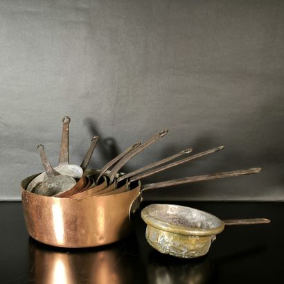 8 casseroles en cuivre et poelon en lait...
