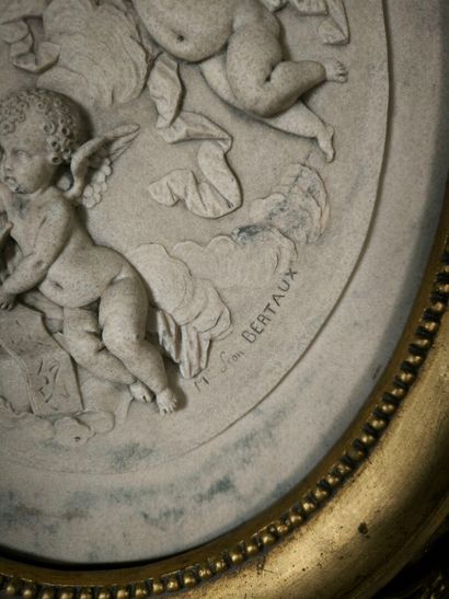 Médaillon ovale en relief à décor d'anges....