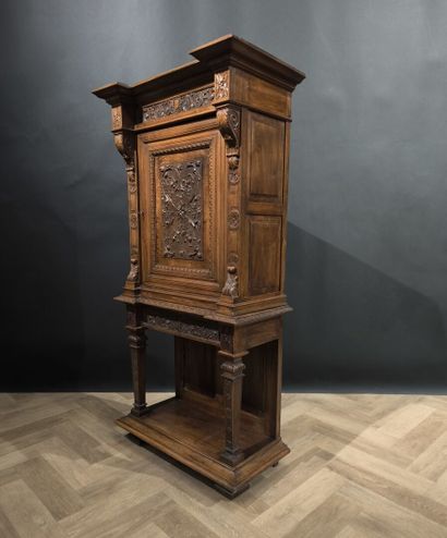 Cabinet en noyer sculpté ouvrant à une porte,...