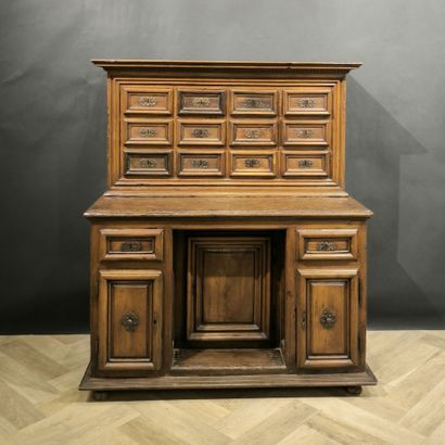 . Cabinet en bois naturel, ouvrant par 12...