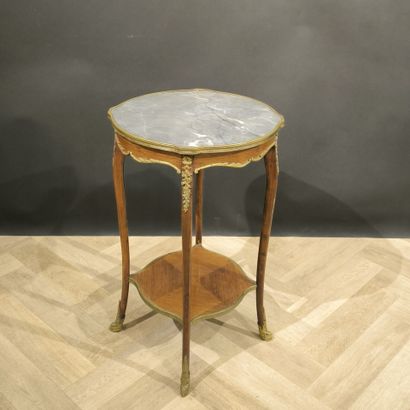 Small veneered pedestal table, crotch shelf,...