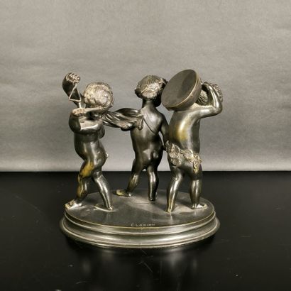 Trois putti musiciens. Bronze, signature...