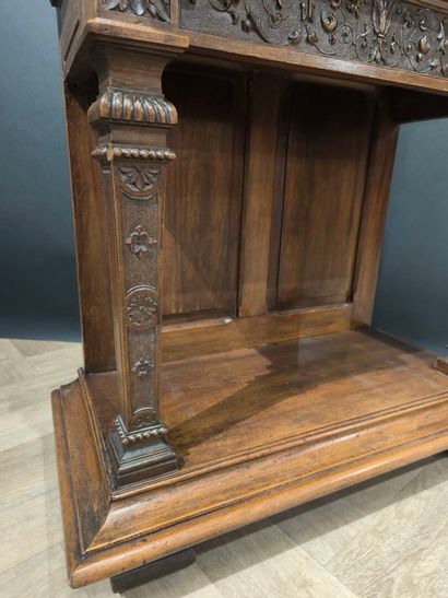 Cabinet en noyer sculpté ouvrant à une porte,...