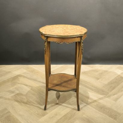 Small veneered pedestal table, crotch shelf,...