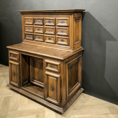 . Cabinet en bois naturel, ouvrant par 12...