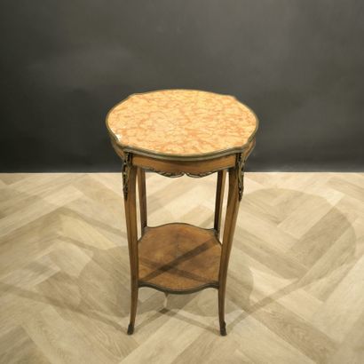 Small veneered pedestal table, crotch shelf,...