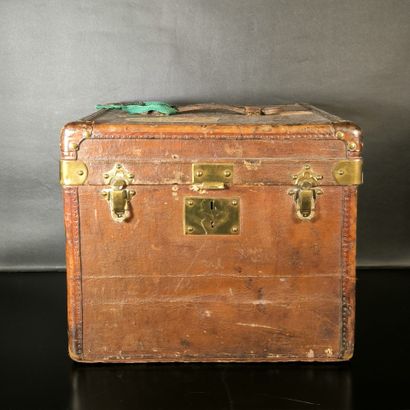Small travel trunk, early 20th century. Travel...