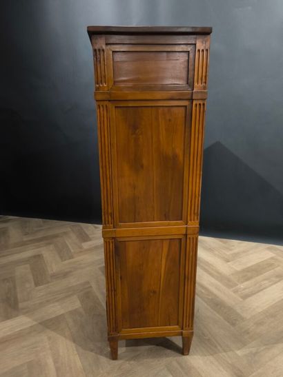 Straight desk in natural wood and veneer...