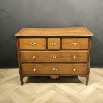 . Oak chest of drawers opening with five...