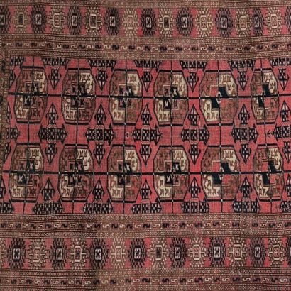 ORIENT. Tapis à fond rouge. (petites usures)...