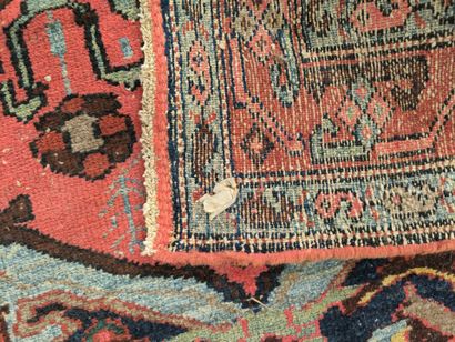 ORIENT. Tapis à fond rouge et bleu ciel....