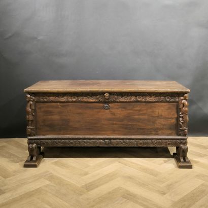 Coffre en bois naturel sculpté et mouluré,...