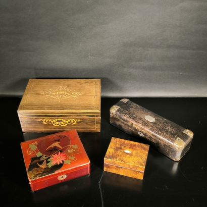 Lot de quatre boites: papier noir, loupe,...