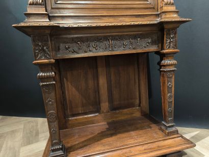 Cabinet en noyer sculpté ouvrant à une porte,...