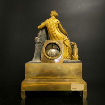 Pendule en bronze patiné et doré, à la figure...
