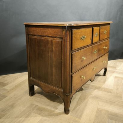 . Oak chest of drawers opening with five...