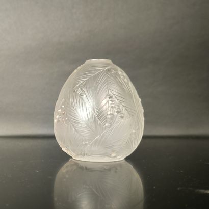 SABINO FRANCE. Small molded crystal ball...