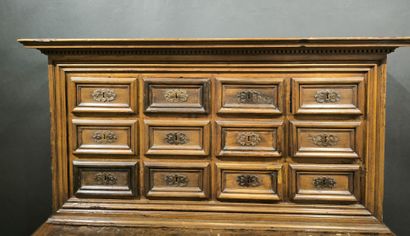 . Cabinet en bois naturel, ouvrant par 12...