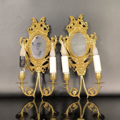 Paire d'appliques en bronze à deux lumières,...