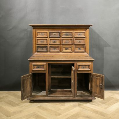 . Cabinet en bois naturel, ouvrant par 12...