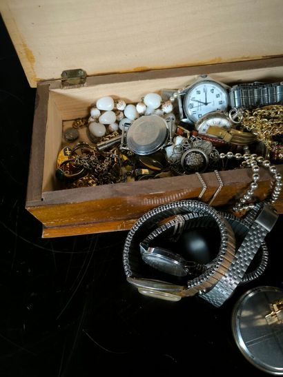 Small batch of costume jewelry and watches,...