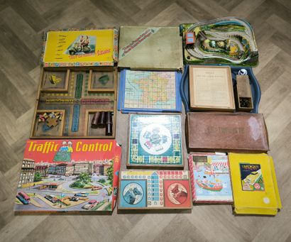 Set of games and toys including: Tour du...