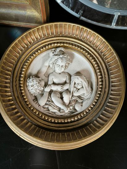 5 encadrements :
- Deux enfants. Relief rond...