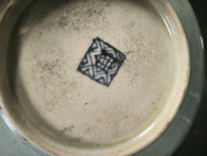 Lot de porcelaines:
- SEVRES 1949. Assiette...
