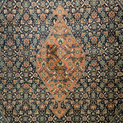 Grand tapis d'Orient à médaillon, semis et...