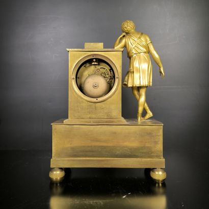 Pendule en bronze doré à la figure d'un jeune...