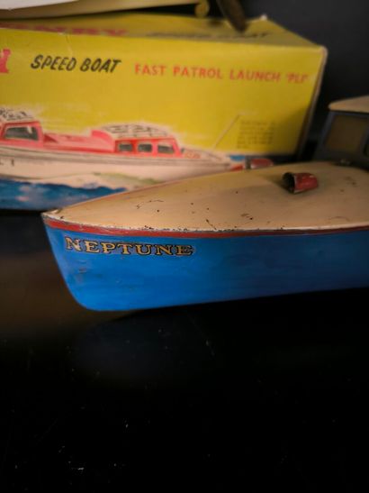 Set of 4 boats in sheet metal and plastic...