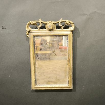 Miroir en bois doré et noirci à décor ajouré....