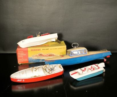 Set of 4 boats in sheet metal and plastic...