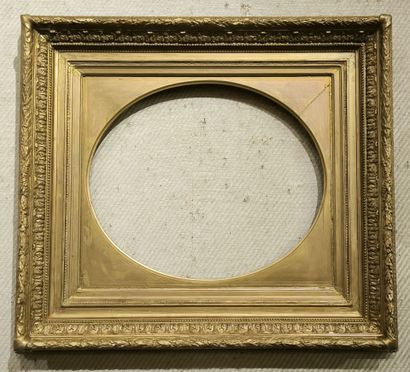 Cadre en bois et pâte redorée. XIXème siècle....