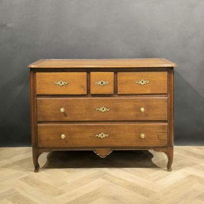 . Oak chest of drawers opening with five...