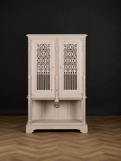 Armoire néogothique en chêne sculpté, repeint...