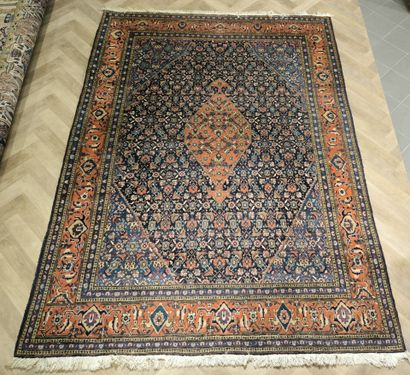 Grand tapis d'Orient à médaillon, semis et...