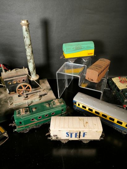 Set of toys :
-2 steam engines including...
