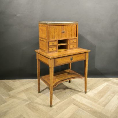 . Bureau bonheur du jour in marquetry on...