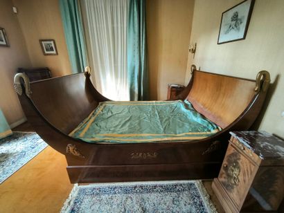 Large boat bed in veneered wood, decorated...