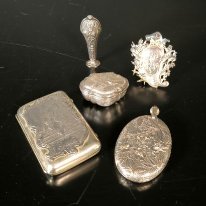 Lot: 
- Boîte à contours en argent gravé...