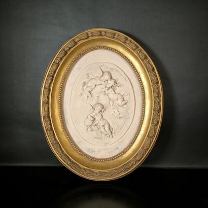 Médaillon ovale en relief à décor d'anges....