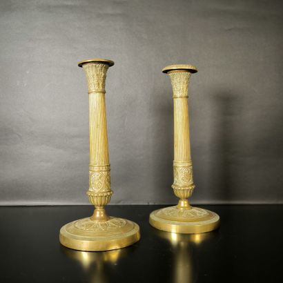 Paire de flambeaux en bronze à décor de médaillons,...