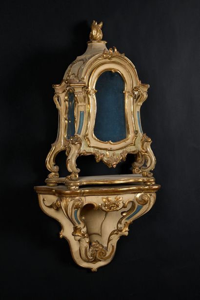 Petite vitrine violonée sur sa console d'applique...