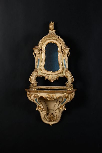 Petite vitrine violonée sur sa console d'applique...