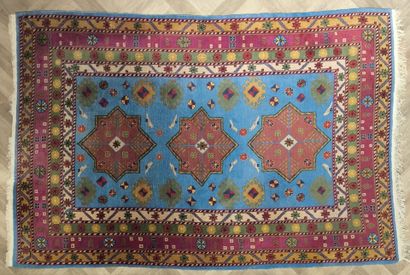 Tapis d'Orient à trois médaillons et oiseaux,...